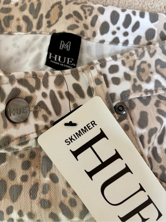 HUE Pants - HUE Skimmer Leopard Print Skinny Pants - Cream & Gray